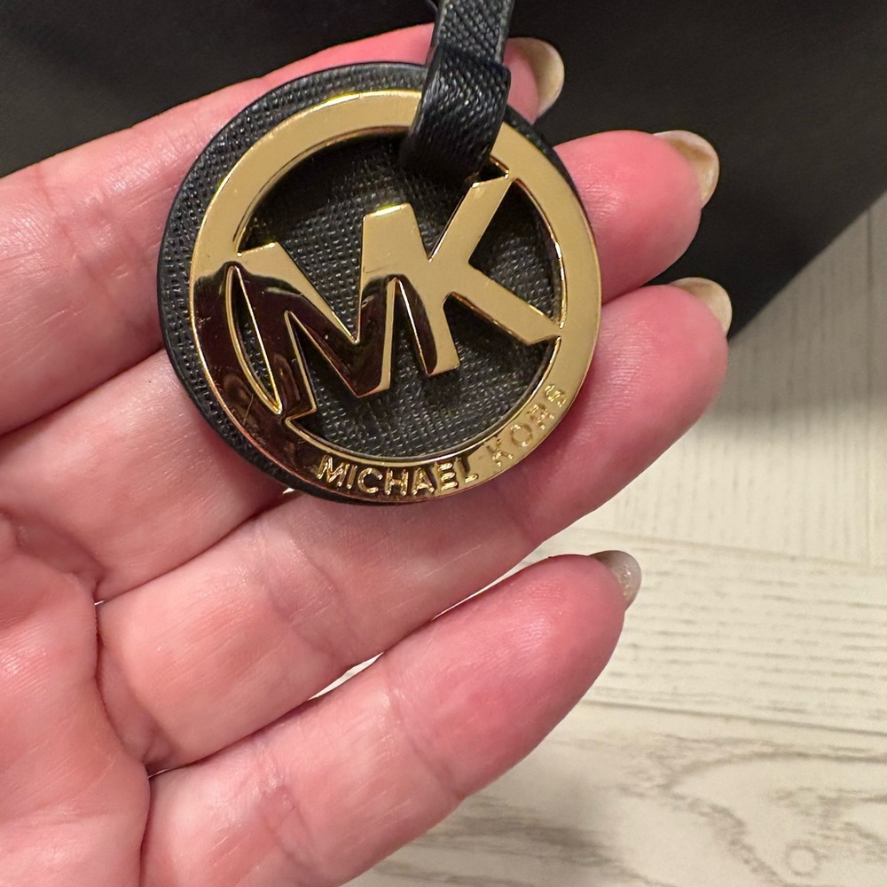 Black Michael Kors Tote Bag -Great condition

18 by 11 inches

FREE SHIPPING - Picture 3 of 11